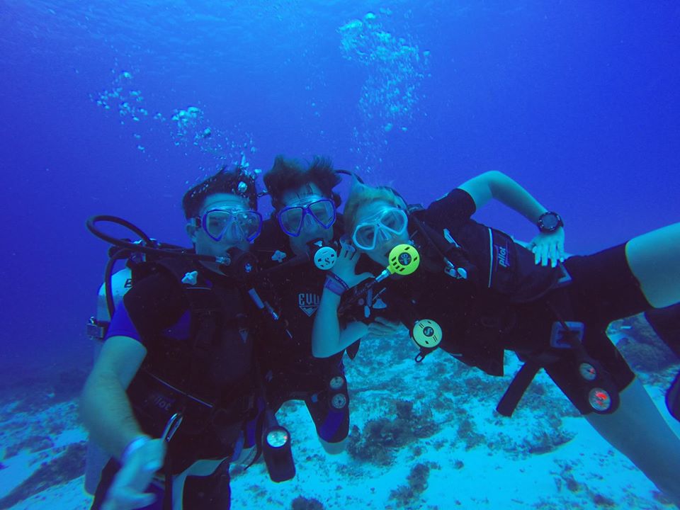 Kenkel family having fun underwater before Covid-19